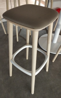 Hocker PEDRALI tapicerowany, jasne drewno