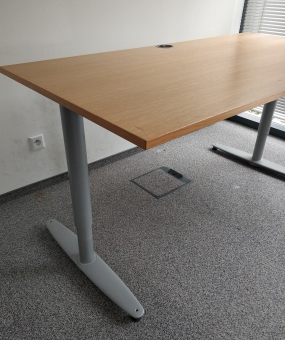 Biurko KINNARPS 160x80 dąb fornir noga T