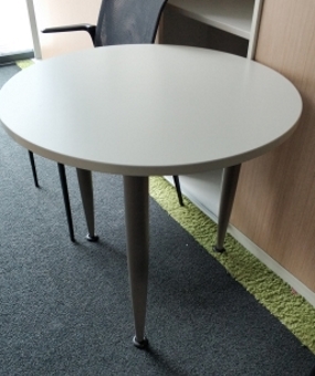 Stolik VITRA gruba noga śr. 80