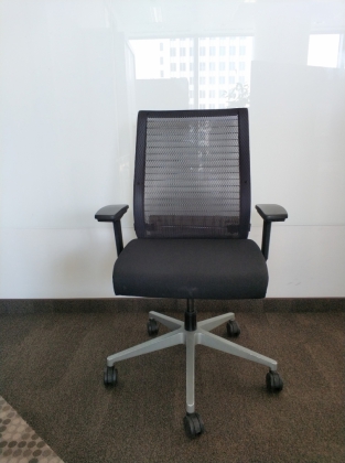 Fotel obrotowy Steelcase THINK czarny - zdjęcie główneFotel obrotowy Steelcase THINK czarny - zdjęcie główne