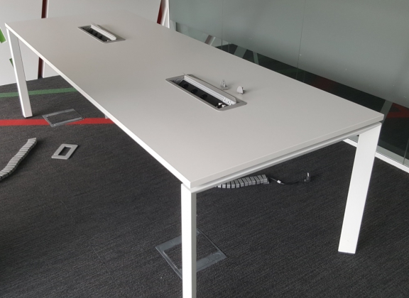 Stół konferencyjny biały BENE 2 mediaporty 240x90 model AL. - zdjęcie główneStół konferencyjny biały BENE 2 mediaporty 240x90 model AL. - zdjęcie główne